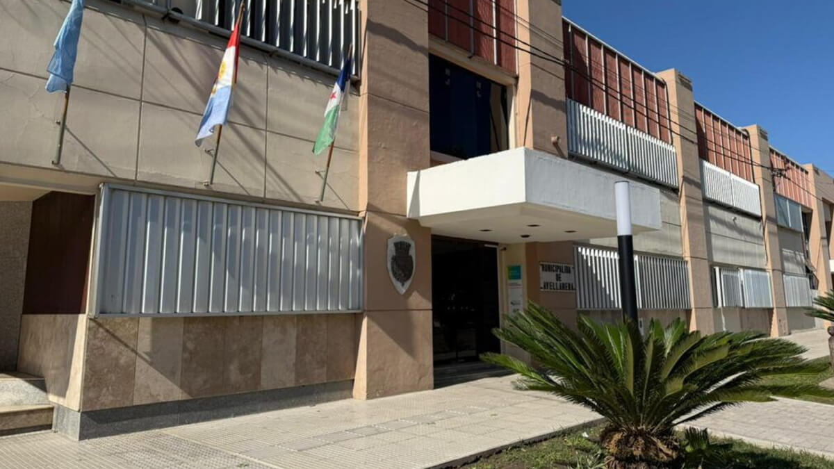 Frente de la Municipalidad de Avellaneda donde se informa el beneficio por pago anual de la Tasa General de Inmuebles