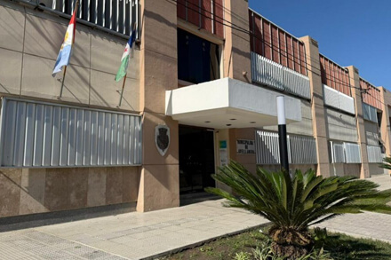 Frente de la Municipalidad de Avellaneda donde se informa el beneficio por pago anual de la Tasa General de Inmuebles