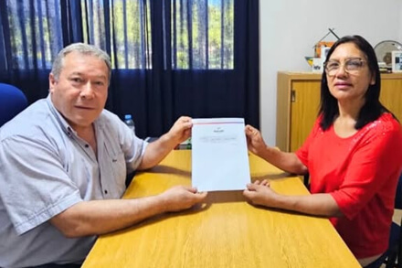 Entrega de aporte FANI: el presidente comunal Walter Sanchez junto a autoridades de la Escuela 1312 de Isla Guaycurú