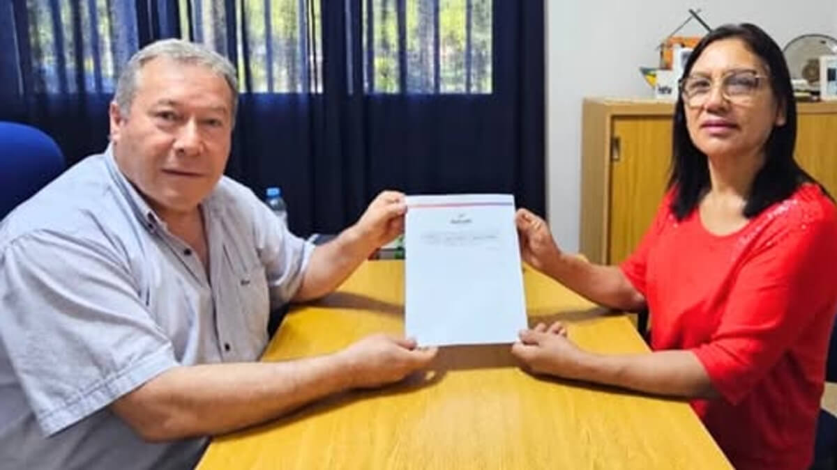 Entrega de aporte FANI: el presidente comunal Walter Sanchez junto a autoridades de la Escuela 1312 de Isla Guaycurú