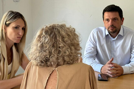 El intendente Gonzalo Braidot junto a Virginia Coudannes en el Centro de Denuncias de Avellaneda fortaleciendo el acceso a la justicia