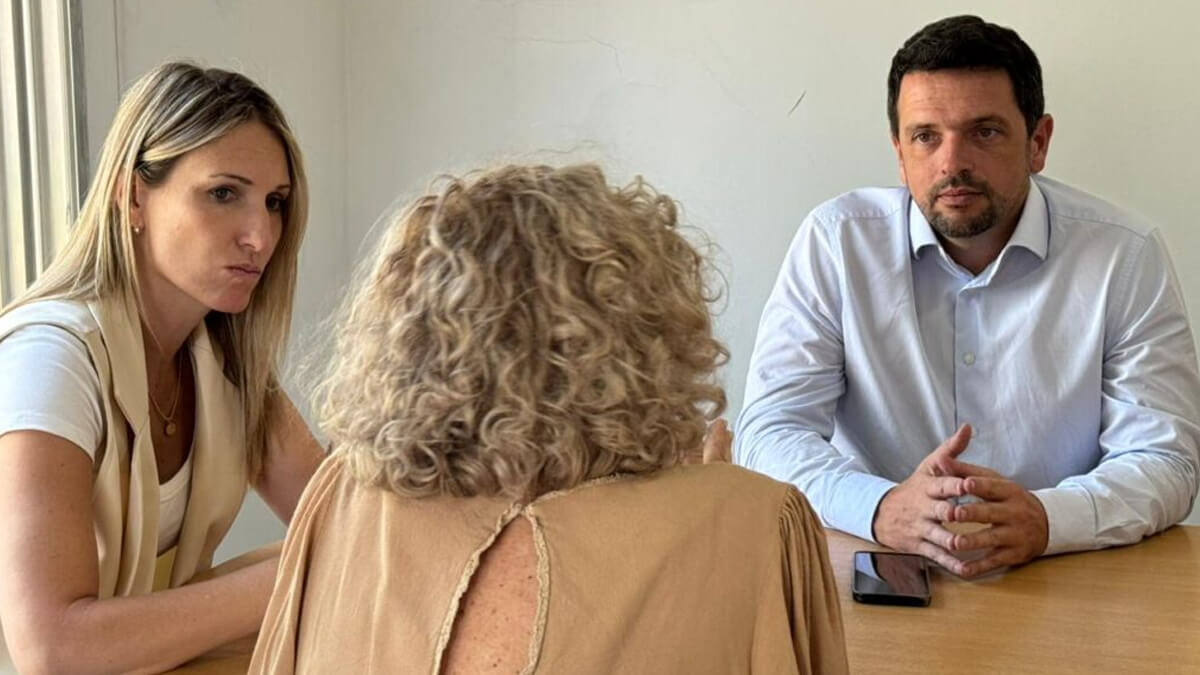 El intendente Gonzalo Braidot junto a Virginia Coudannes en el Centro de Denuncias de Avellaneda fortaleciendo el acceso a la justicia