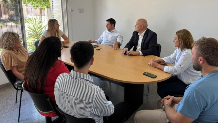 Autoridades municipales y provinciales reunidas en el Centro de Denuncias de Avellaneda