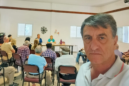 José Luis Casalis, presidente comunal de El Arazá, participa de una reunión informativa organizada junto a PAMI y el Centro de Jubilados
