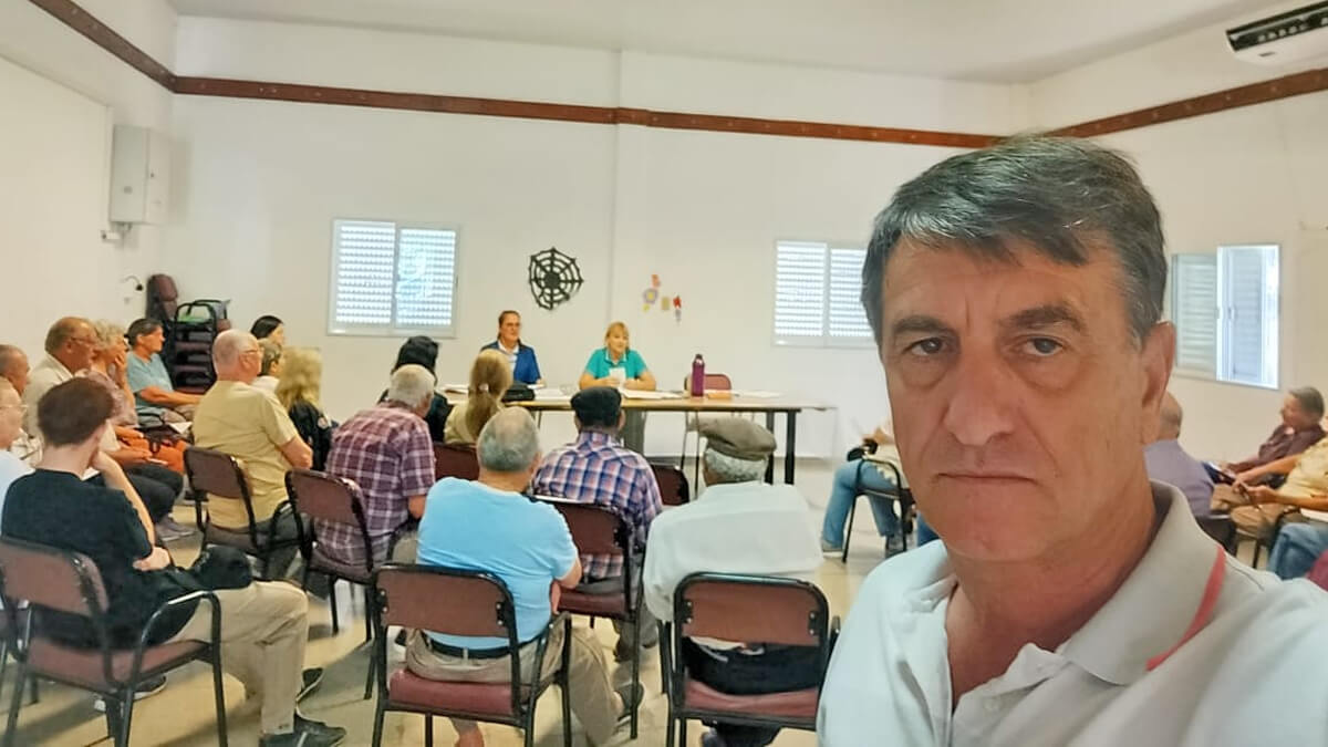 José Luis Casalis, presidente comunal de El Arazá, participa de una reunión informativa organizada junto a PAMI y el Centro de Jubilados
