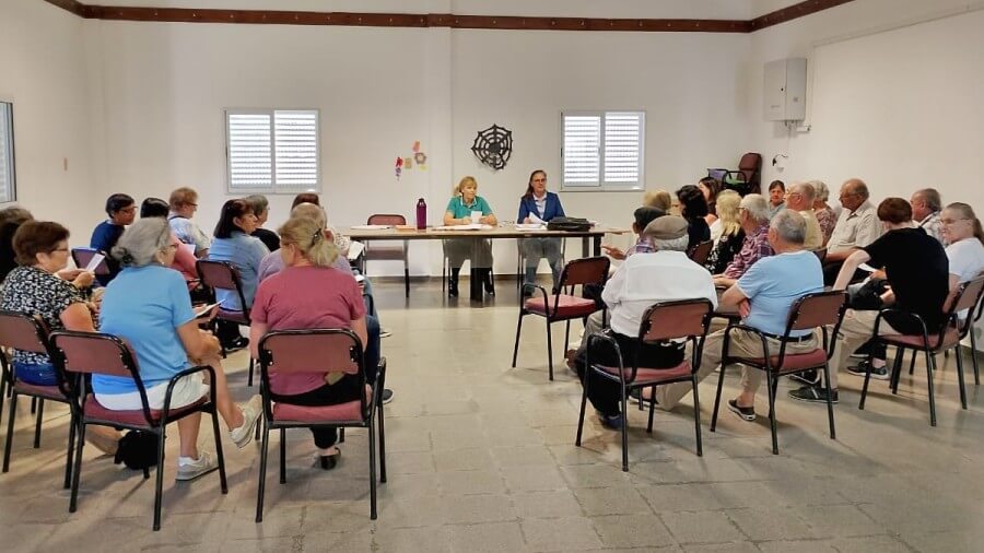 Afiliados de PAMI durante el encuentro informativo en el Centro de Jubilados de El Arazá