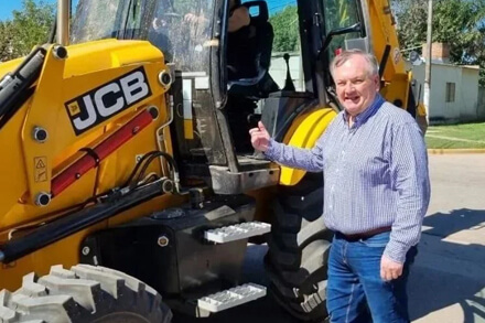 Felipe Michlig observa maquinaria adquirida con el Fondo de Obras Menores para municipios y comunas de San Cristóbal