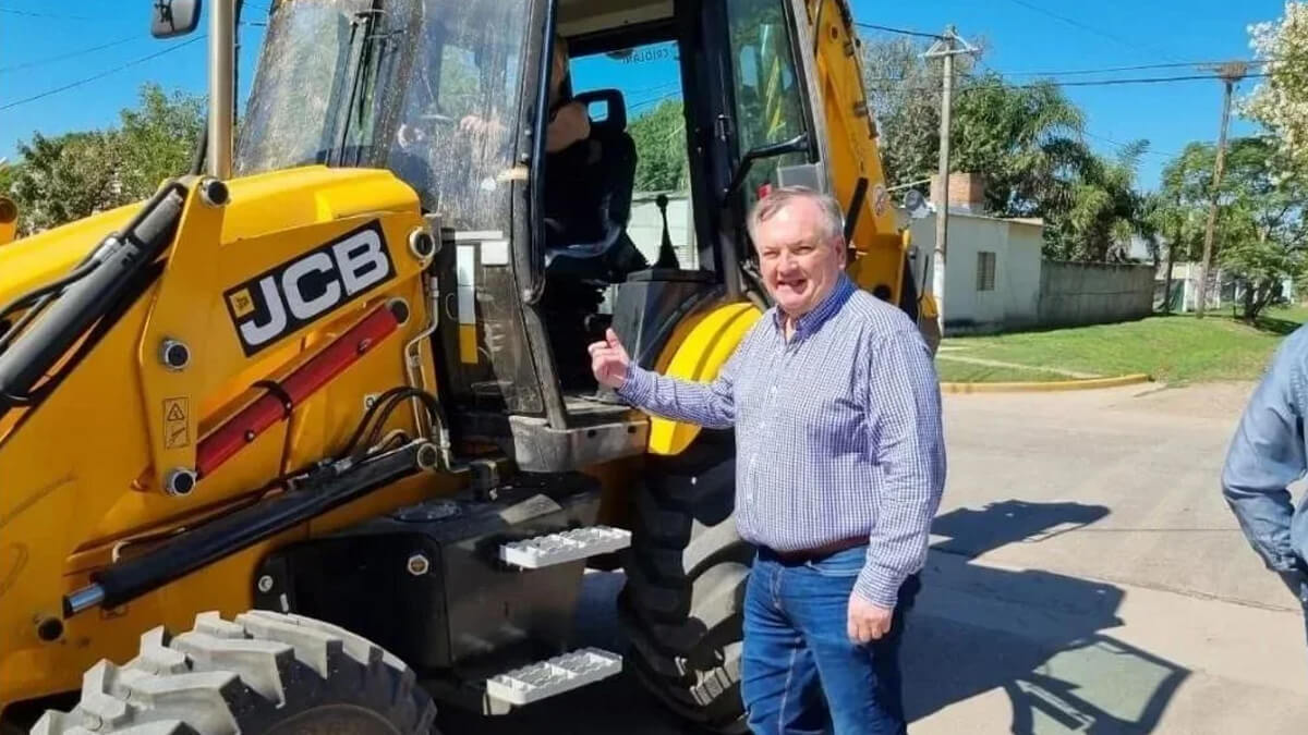 Felipe Michlig observa maquinaria adquirida con el Fondo de Obras Menores para municipios y comunas de San Cristóbal
