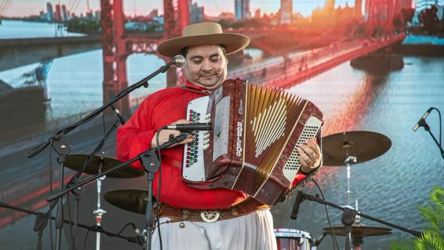 El Ángel de las Dos Hileras fue el encargado de abrir la jornada, aportando todo el chamamé y haciendo bailar a los presentes