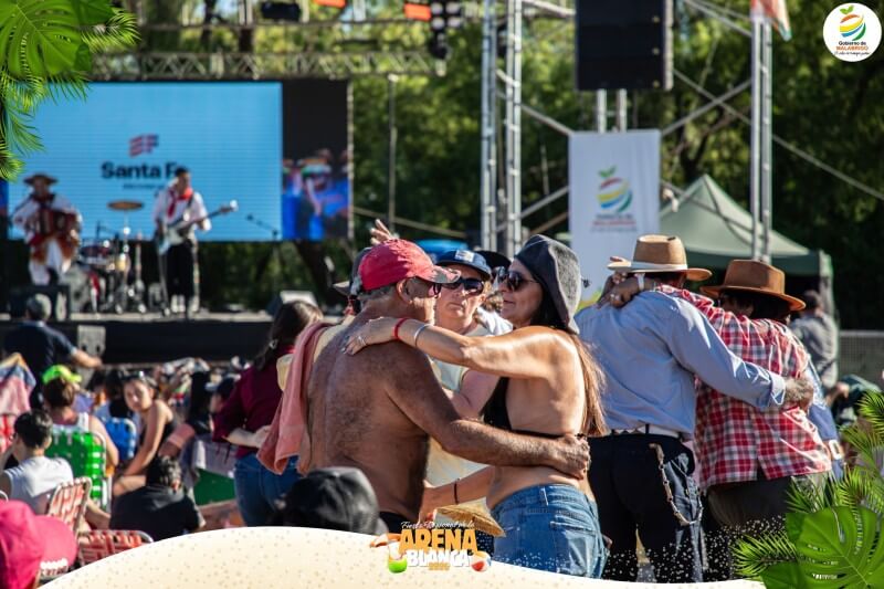 La familia disfrutó de la nueva edición de la fiesta, bailando y cantando en al arena al pie del escenario