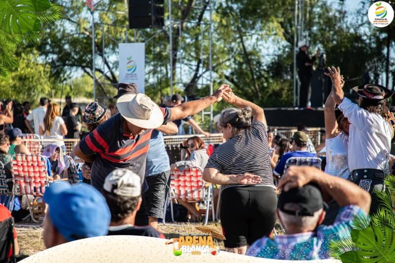 La gente bailó al ritmo del chamamé de El Ángel de las Dos Hileras