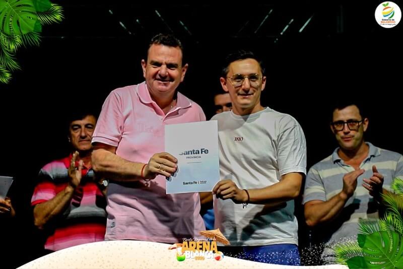 El intendente Rodolfo Spontón recibiendo aporte provincial de manos del director regional de turismo Samuel Sager