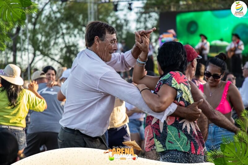 El domingo por la tarde la gente disfrutó y bailó al ritmo del chamamé