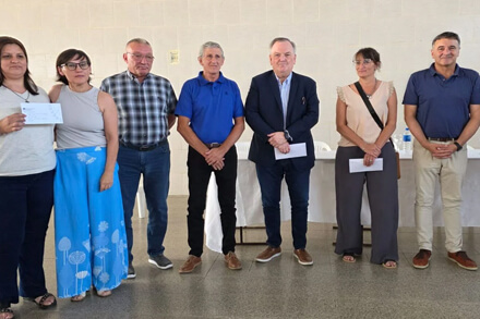 Entrega de aportes institucionales encabezada por el senador Felipe Michlig en Arrufó