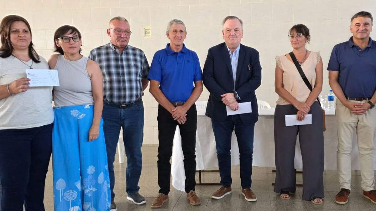 Entrega de aportes institucionales encabezada por el senador Felipe Michlig en Arrufó