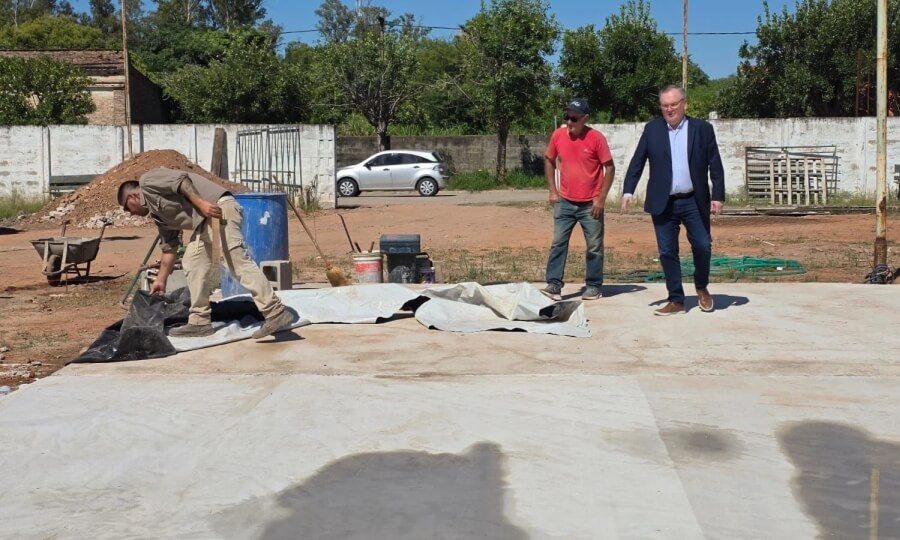 Felipe Michlig recorriendo la obra del playón deportivo en Arrufó
