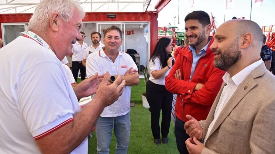 Gobernador Maximiliano Pullaro dialoga con un emprendedor de una pyme de maquinaria agrícola durante una muestra productiva en Santa Fe