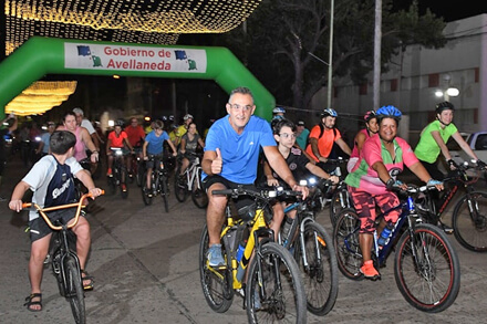 Ciclista participando en una edición anterior de la bicicleteada nocturna por el aniversario de Avellaneda