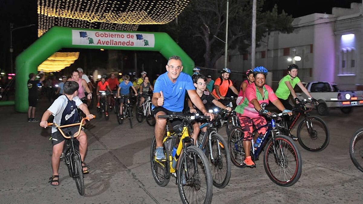 Ciclista participando en una edición anterior de la bicicleteada nocturna por el aniversario de Avellaneda