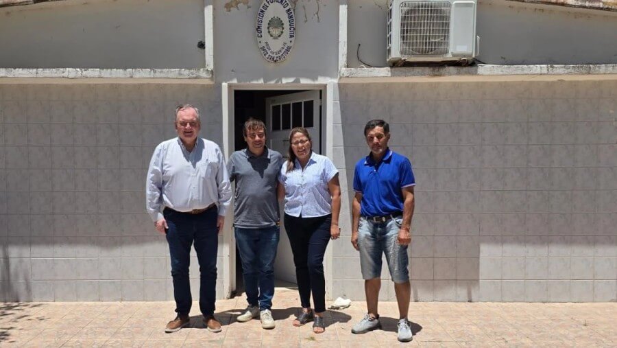Felipe Michlig junto a autoridades comunales de Ñanducita durante una reunión de trabajo