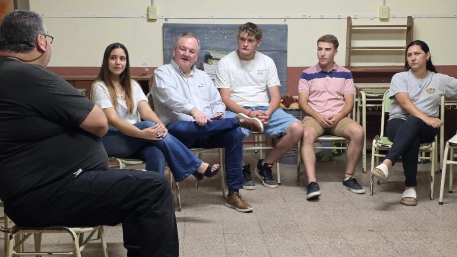 Felipe Michlig dialoga con integrantes de una institución educativa en Soledad