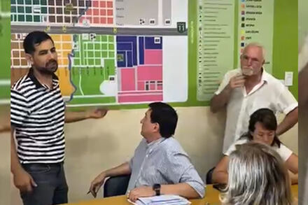 Iván Sánchez reunido con autoridades provinciales analizando obras de agua potable y saneamiento en Las Toscas