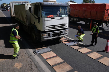 Personal de Seguridad Vial y Vialidad Provincial realiza control de peso a camiones en ruta provincial de Santa Fe