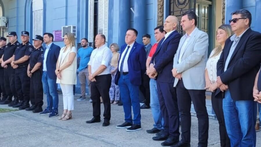 El presidente comunal Roberto Giuliani participando del acto de entrega de los nuevos móviles policiales