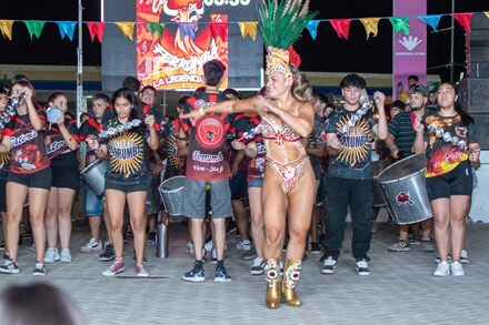 Comparsa mostrando su espectáculo en el Pre Carnaval 2026 de Vera, con música, danza y color