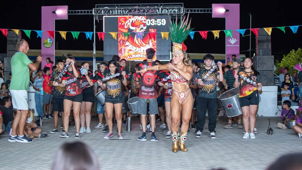 Comparsa mostrando su espectáculo en el Pre Carnaval 2026 de Vera, con música, danza y color