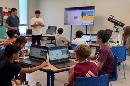 Chicos participando de cursos de verano en el Centro de Innovación de Avellaneda, talleres educativos y tecnológicos