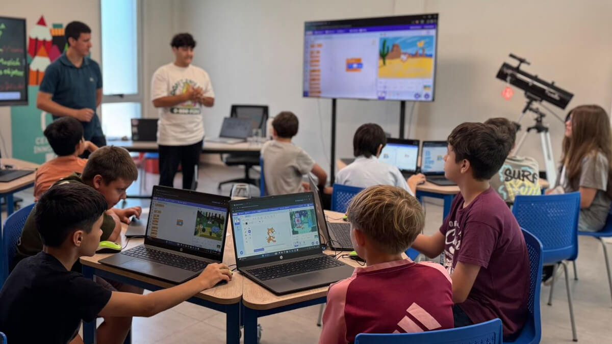 Chicos participando de cursos de verano en el Centro de Innovación de Avellaneda, talleres educativos y tecnológicos