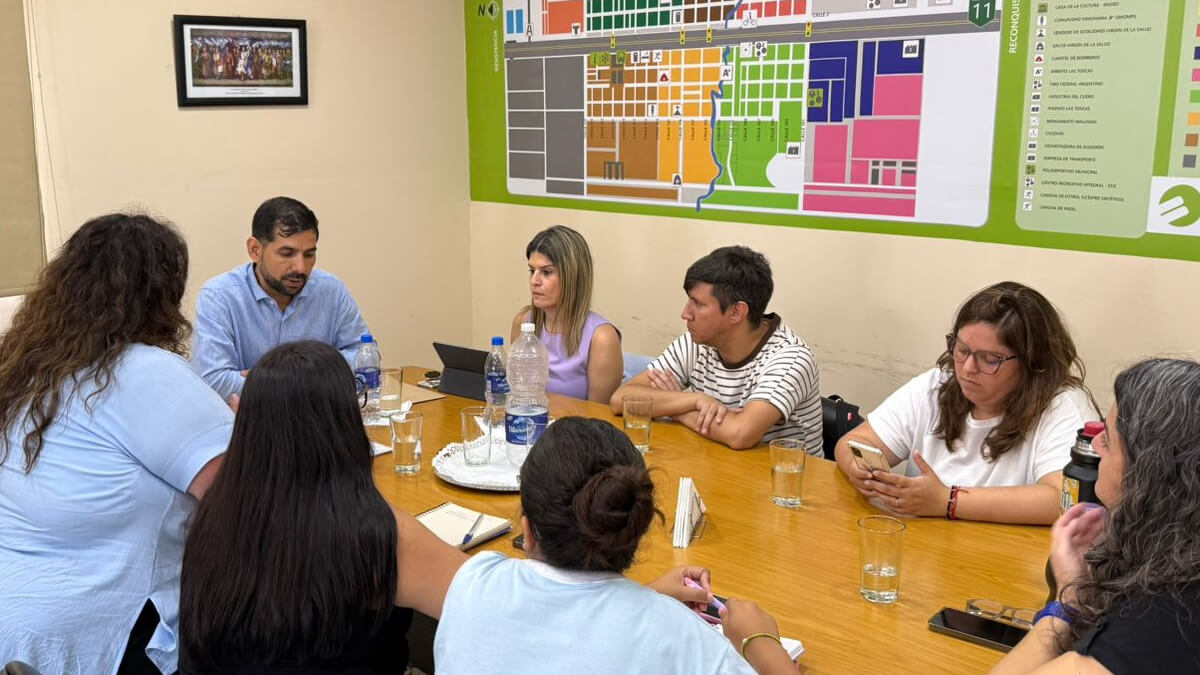 El intendente Iván Sánchez junto a funcionarios provinciales y equipos municipales durante una reunión de trabajo por políticas de igualdad y género en Las Toscas