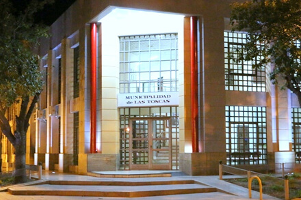 Frente de la Municipalidad de Las Toscas con cartel de impuestos locales