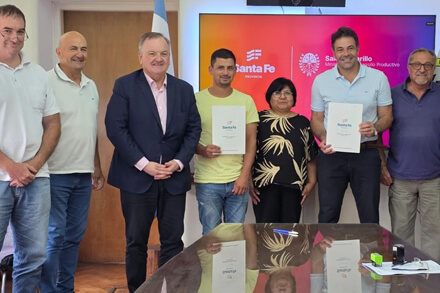 Felipe Michlig encabezó la firma de convenios del programa Caminos Productivos en Santa Fe