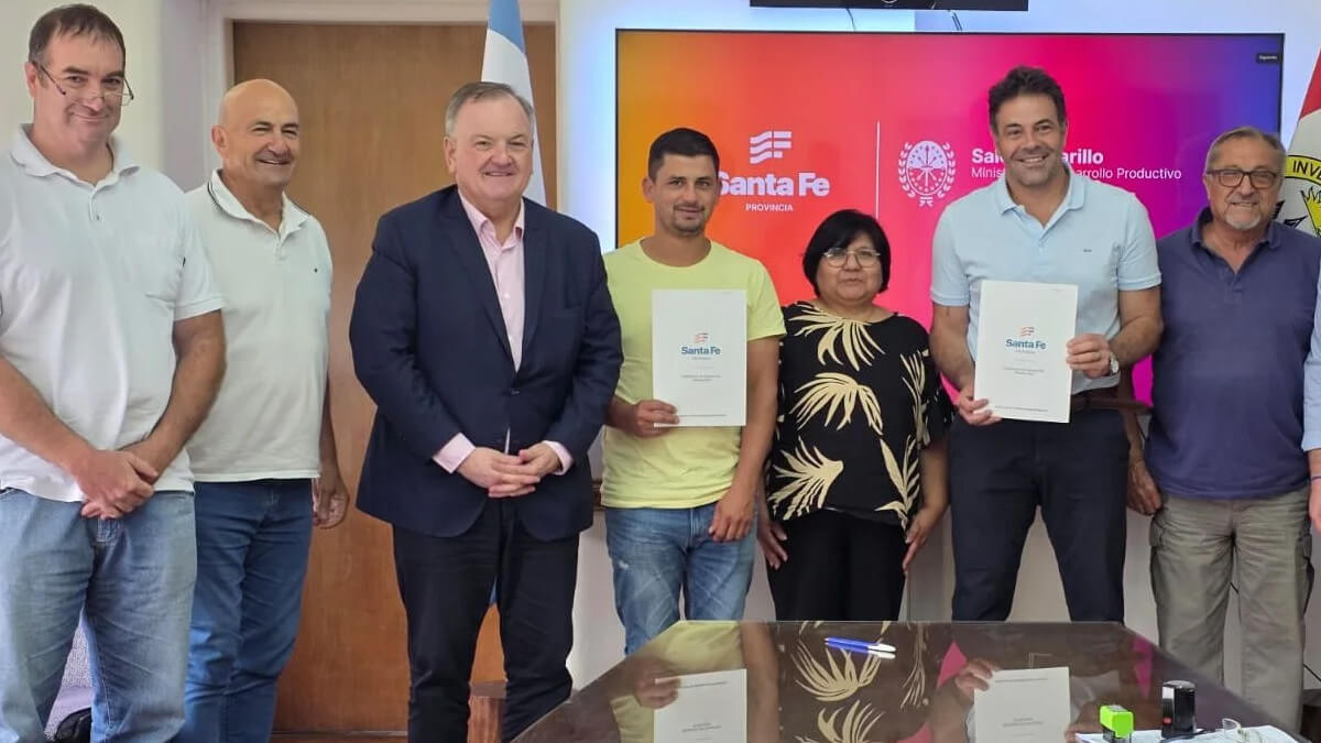 Felipe Michlig encabezó la firma de convenios del programa Caminos Productivos en Santa Fe