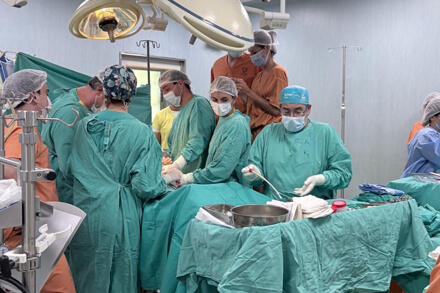 Operativo de donación de órganos en asistolia controlada en el HECA de Rosario, con equipos médicos durante la ablación multiorgánica