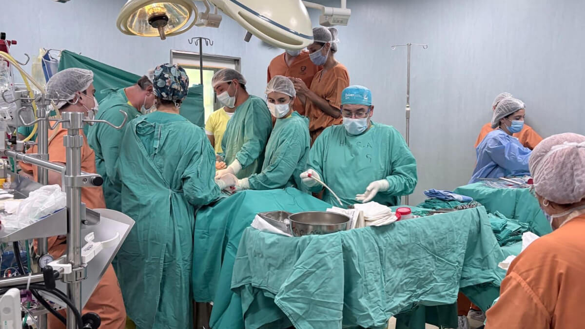 Operativo de donación de órganos en asistolia controlada en el HECA de Rosario, con equipos médicos durante la ablación multiorgánica