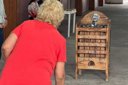 Concursante jugando al sapo durante los festejos del 147 aniversario de Avellaneda