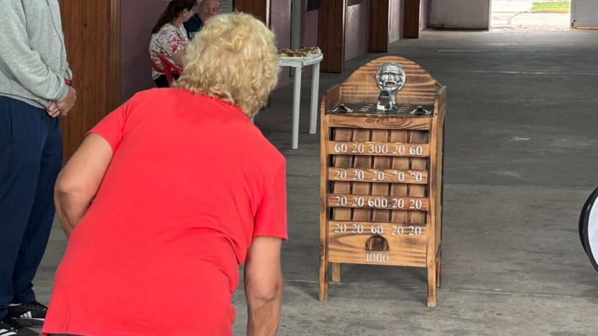 Concursante jugando al sapo durante los festejos del 147 aniversario de Avellaneda