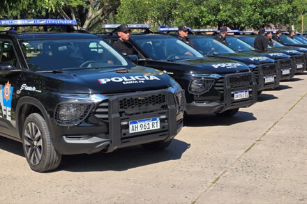 Camionetas policiales 0 km entregadas en San Cristóbal para reforzar la seguridad del departamento