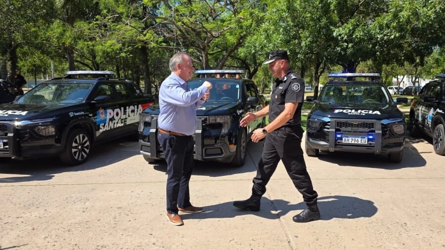 El senador Felipe Michlig entrega las llaves de una camioneta policial 0 km