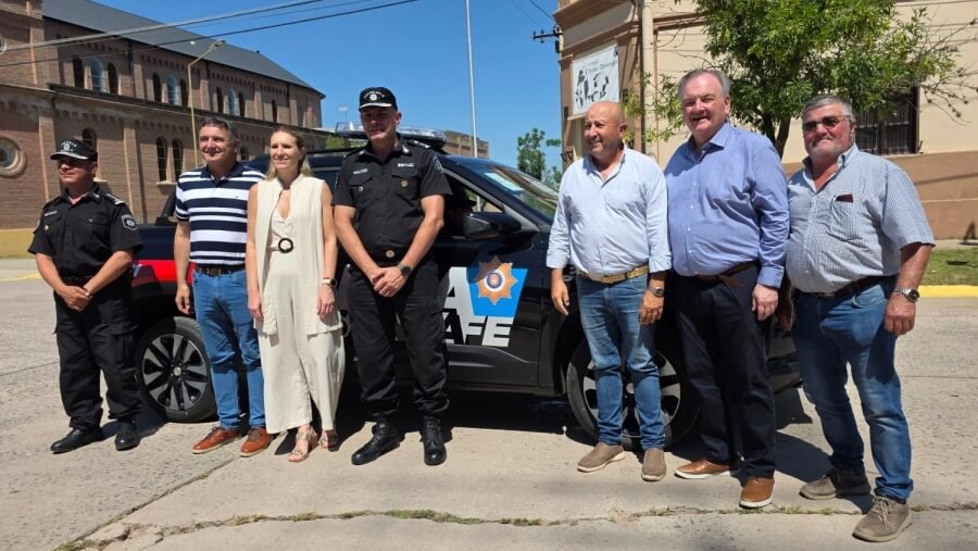 Autoridades provinciales, funcionarios y policías junto a las camionetas entregadas en San Cristóbal