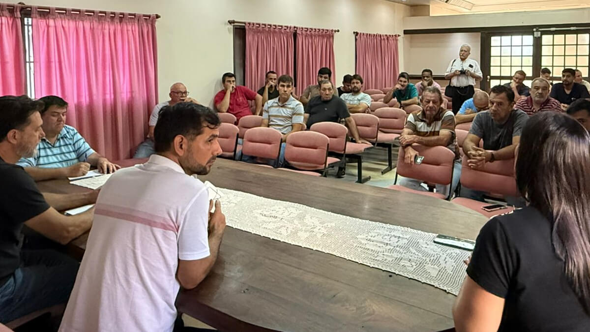 Reunión encabezada por el intendente Iván Sánchez con choferes de camiones en la Municipalidad de Las Toscas por el estacionamiento urbano