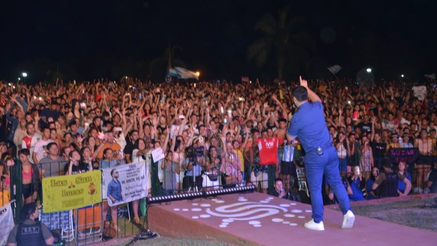Lucas Sugo ante un anfiteatro colmado en la edición 2023. Este año el cantante uruguayo volverá a pisar el escenario romanense