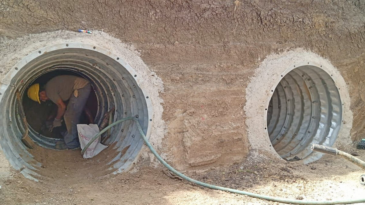 Trabajos de colocación de tubos liner bajo la Ruta Nacional 11 para mejorar el drenaje hídrico en Vera