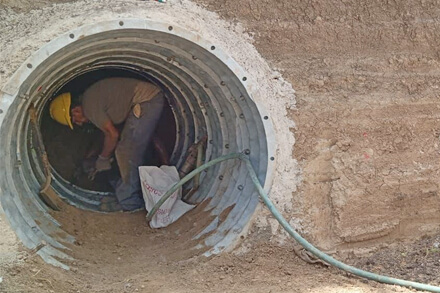 Trabajos de colocación de tubos liner bajo la Ruta Nacional 11 para mejorar el drenaje hídrico en Vera