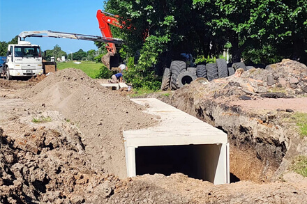 Colocación de módulos de desagües pluviales en obra hídrica de Malabrigo