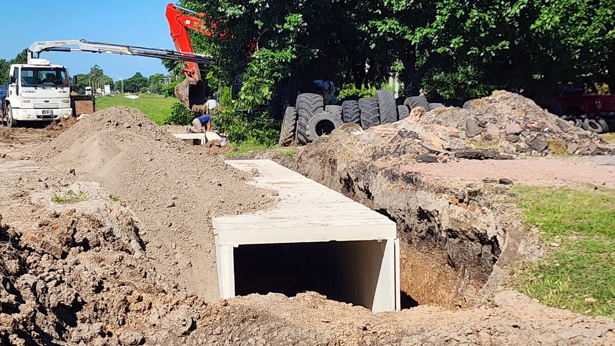 Colocación de módulos de desagües pluviales en obra hídrica de Malabrigo