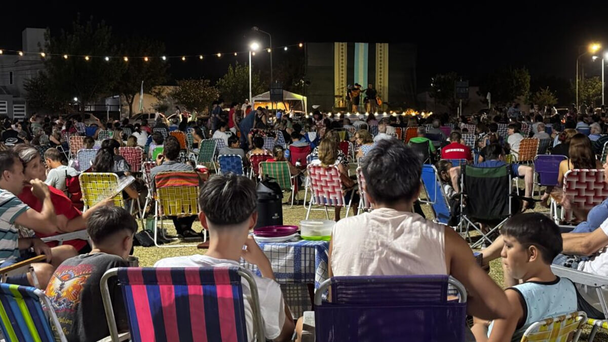 Gente disfrutando de la Peña de la Silleta y la Alpargata en Avellaneda durante una edición anterior, con música folklórica y ambiente festivo al aire libre
